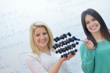 Mutlu gençler grup okulda