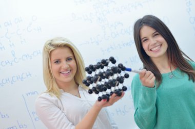 Mutlu gençler grup okulda