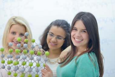 Mutlu gençler grup okulda