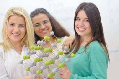 Mutlu gençler grup okulda