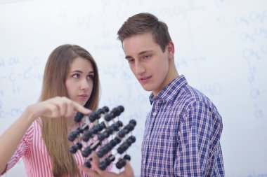 Mutlu gençler grup okulda