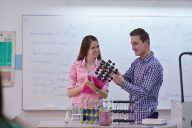 Mutlu gençler grup okulda