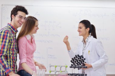 Mutlu gençler grup okulda