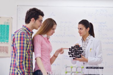 Mutlu gençler grup okulda