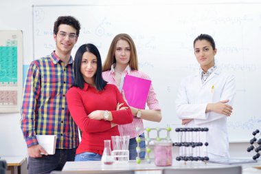 Mutlu gençler grup okulda