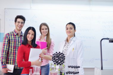 Mutlu gençler grup okulda