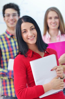 Mutlu gençler grup okulda