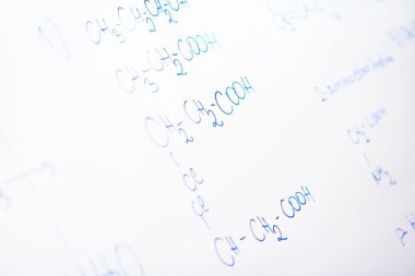 Beyaz tahta üzerinde kimyasal molekül yapısı