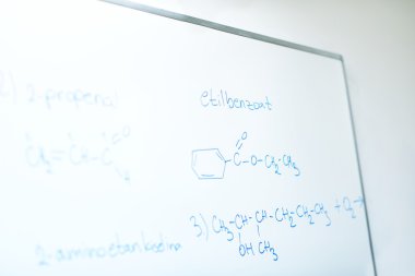 Beyaz tahta üzerinde kimyasal molekül yapısı