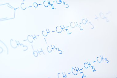 Beyaz tahta üzerinde kimyasal molekül yapısı