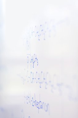 Beyaz tahta üzerinde kimyasal molekül yapısı