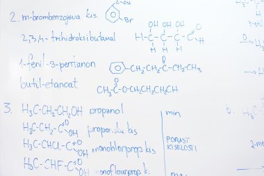 Beyaz tahta üzerinde kimyasal molekül yapısı