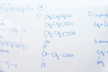 Beyaz tahta üzerinde kimyasal molekül yapısı