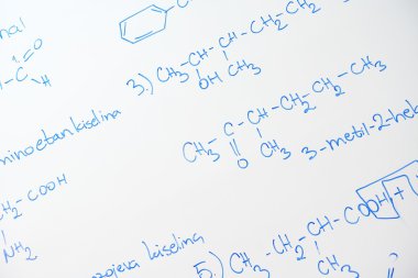Beyaz tahta üzerinde kimyasal molekül yapısı