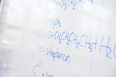 Beyaz tahta üzerinde kimyasal molekül yapısı