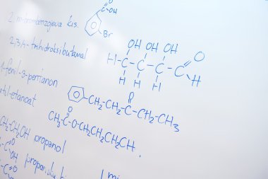 Beyaz tahta üzerinde kimyasal molekül yapısı