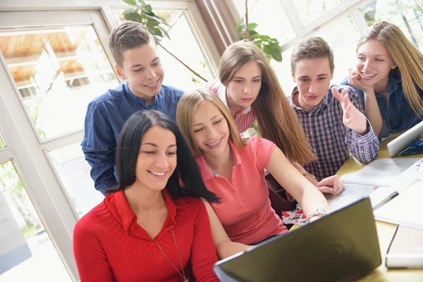 Mutlu gençler grup okulda