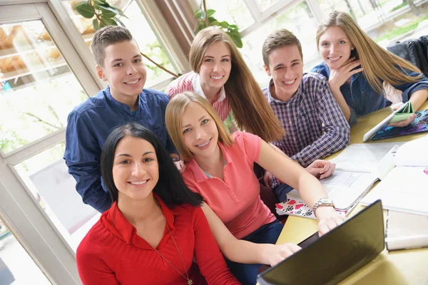 Grupa szczęśliwy nastolatki w szkole — Zdjęcie stockowe