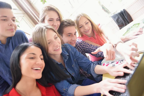 Groupe d'adolescents heureux à l'école — Photo