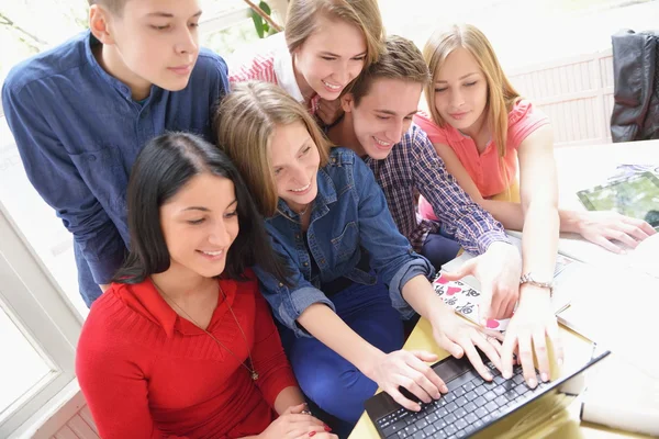 Gelukkig tieners groep in school — Stockfoto