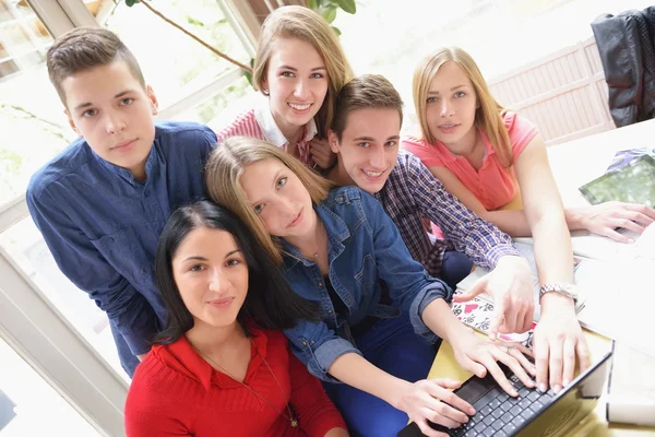 Feliz grupo de adolescentes na escola — Fotografia de Stock