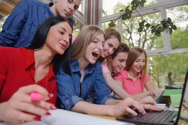 Glada tonåringar grupp i skolan — Stockfoto