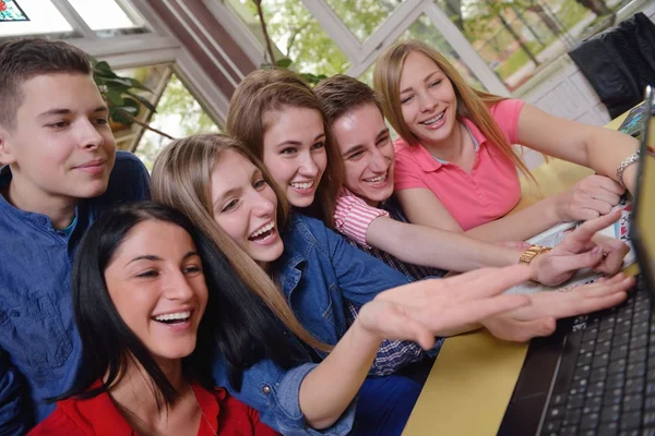 Groupe d'adolescents heureux à l'école — Photo