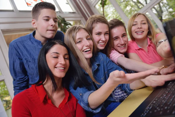 Mutlu gençler grup okulda