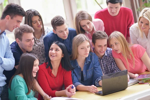 Groupe d'adolescents heureux à l'école — Photo