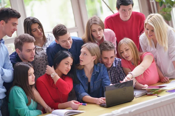 Groupe d'adolescents heureux à l'école — Photo