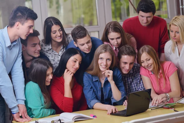 Groupe d'adolescents heureux à l'école — Photo