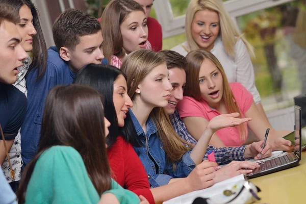 Grupa nastolatków szczęśliwy w szkole — Zdjęcie stockowe