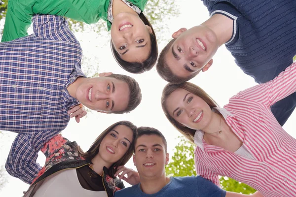 Grupa młodych przyjaciół stojąc razem — Zdjęcie stockowe