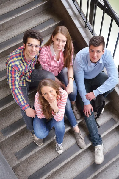 Gelukkig tieners groep in school — Stockfoto