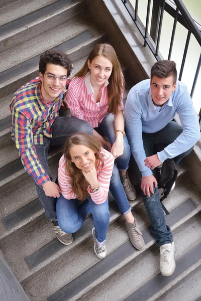 Buon gruppo di adolescenti a scuola — Foto Stock