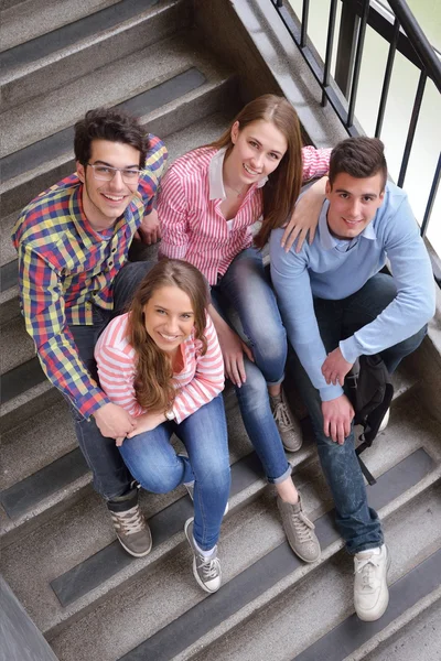 Glada tonåringar grupp i skolan — Stockfoto