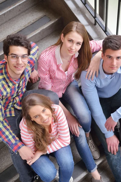 Feliz grupo de adolescentes na escola — Fotografia de Stock