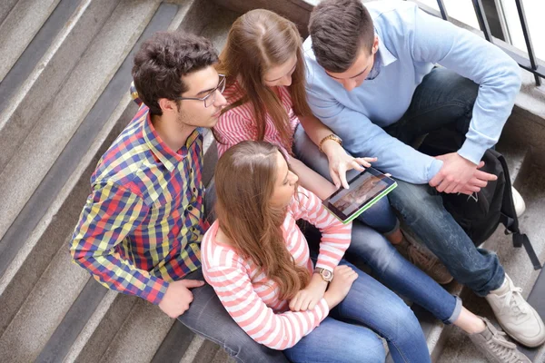 Groupe d'adolescents heureux à l'école — Photo