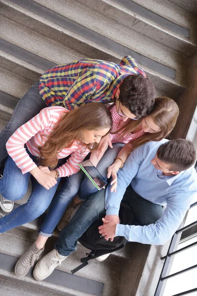 Gelukkig tieners groep in school — Stockfoto