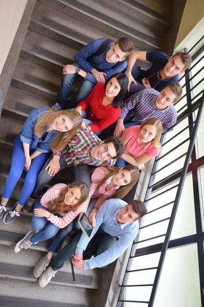 Groupe d'adolescents heureux à l'école — Photo