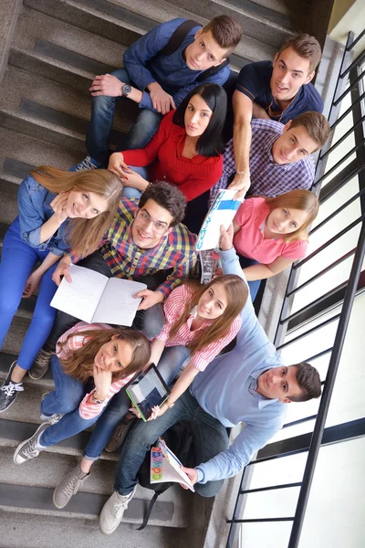 Groupe d'adolescents heureux à l'école — Photo