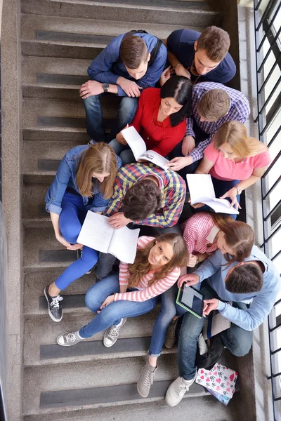 Groupe d'adolescents heureux à l'école — Photo