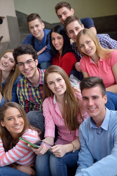 학교에서 행복 한 청소년 그룹 — 스톡 사진