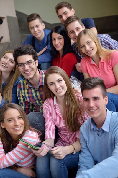 Buon gruppo di adolescenti a scuola — Foto Stock