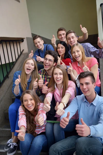 Feliz grupo de adolescentes na escola — Fotografia de Stock