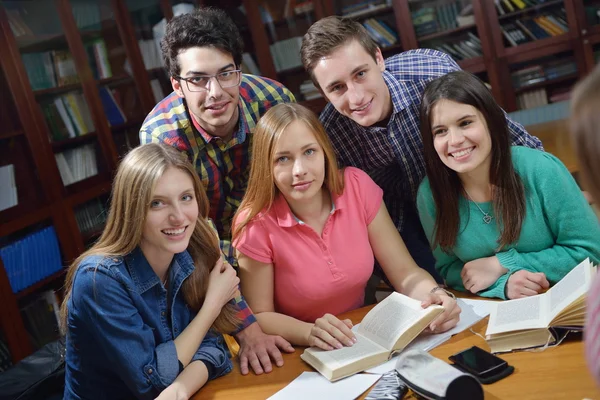 Glada tonåringar grupp i skolan — Stockfoto