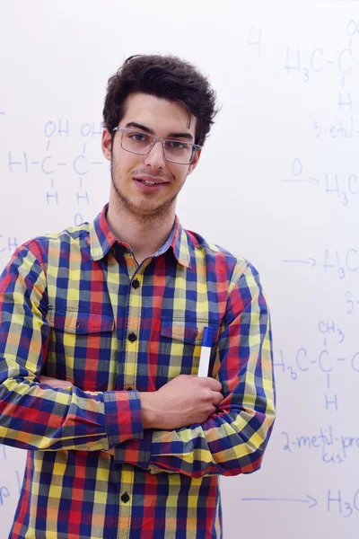 Adolescente em aulas de química — Fotografia de Stock