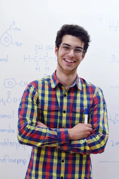 Adolescente em aulas de química — Fotografia de Stock