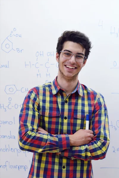 Adolescente em aulas de química — Fotografia de Stock