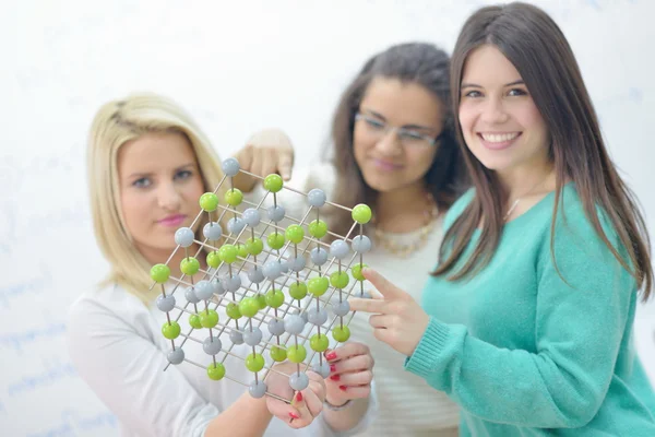 Mutlu gençler grup okulda